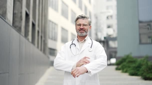 Portret Uśmiechniętego Dojrzałego Lekarza Chirurga Białej Szacie Stetoskopem Patrzącego Kamerę — Wideo stockowe