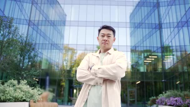 Retrato Urbano Confiante Asiático Homem Olhando Para Câmera Com Modernos — Vídeo de Stock