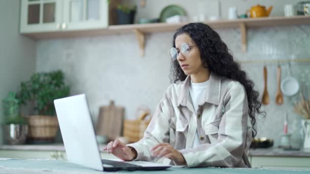 Kudrnatá Žena Brýlemi Sedí Světlé Kuchyni Otrávený Mít Problémy Notebookem — Stock video