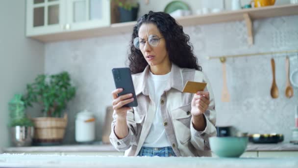 Zdezorientowana Młoda Kobieta Kartą Kredytową Mająca Problem Oszustwem Płatnościach Online — Wideo stockowe