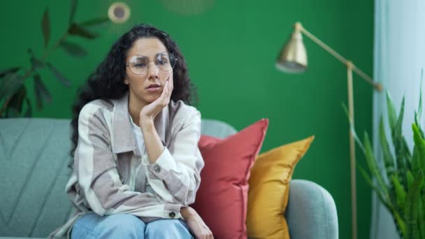 Mujer Joven Solitaria Estresada Sintiendo Soledad Aburrida Sentada Sofá Sala — Vídeo de stock