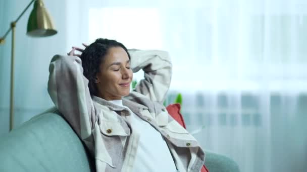 Bela Senhora Cabelos Escuros Relaxando Sofá Confortável Com Mãos Atrás — Vídeo de Stock
