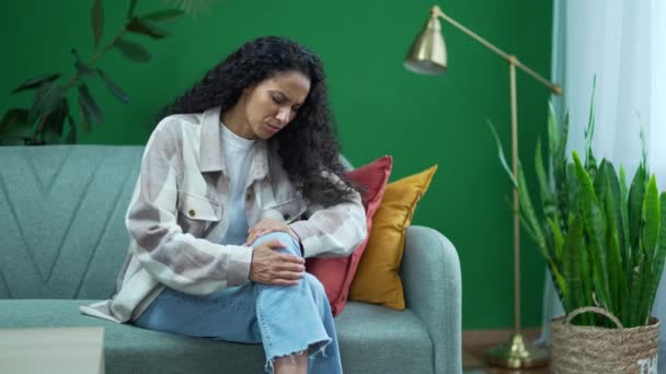 Jonge Ongelukkige Vrouw Met Pijnlijke Knieblessure Gewrichtsligament Probleem Thuis Donkerharige — Stockvideo
