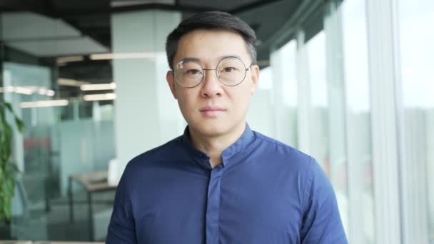 Kamerabild Schockierter Asiatischer Geschäftsmann Schießt Brille Die Kamera Zeigt Unzufriedenen — Stockvideo