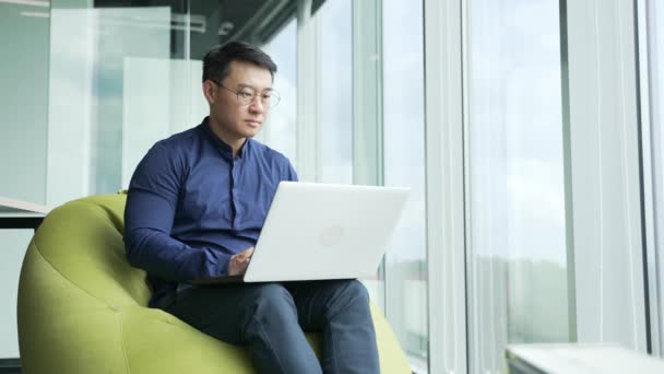 Programador Especialista Mediana Edad Ocupado Con Gafas Que Trabajan Escribiendo — Vídeos de Stock