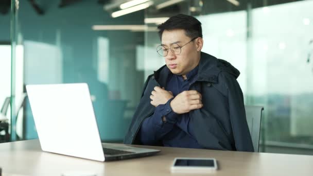Zimno Azjatycki Biznesmen Programista Cierpi Drży Rozgrzewa Ręce Obejmujące Kurtkę — Wideo stockowe