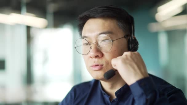 Nahaufnahme Porträt Eines Selbstbewussten Asiatischen Geschäftsmannes Mit Drahtlosem Headset Der — Stockvideo