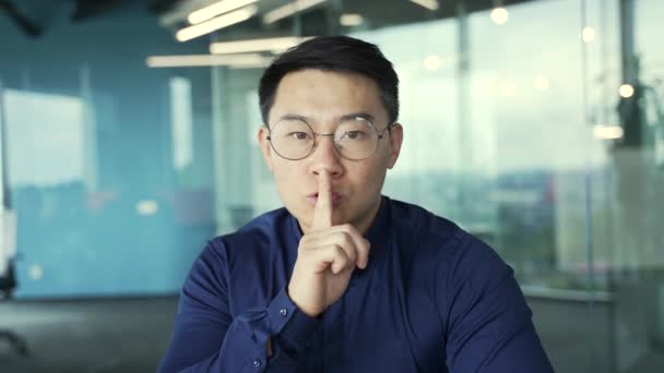 Självsäker Asiatisk Affärsman Entreprenör Tittar Kameran Ber Att Vara Tyst — Stockvideo