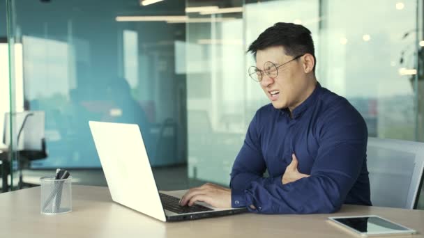 마비가 건강하지 사업가가 마비를 프로그래머는 사무실 책상에 문제가 직원에게 통증을 — 비디오