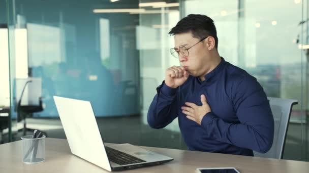 Chory Azjatycki Biznesmen Pracownik Kaszle Dużo Podczas Siedząc Przy Biurku — Wideo stockowe