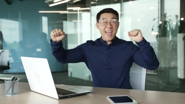 Сверхрадостный Бизнесмен Программист Чрезвычайно Счастлив После Прочтения Сообщения Электронной Почты — стоковое видео