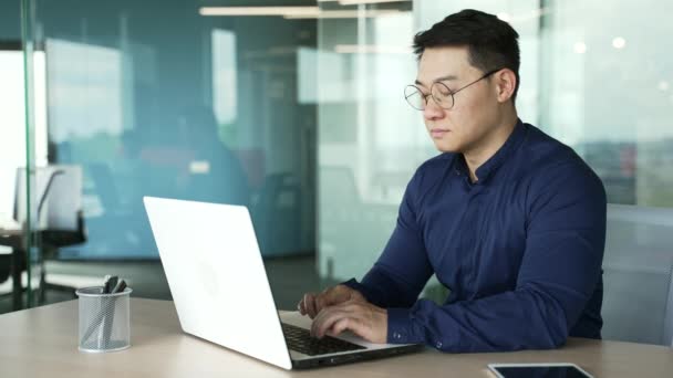 現代のオフィスセンターアジアの起業家の専門家の開発者は 屋内財務デジタルデータを分析することを考えています — ストック動画