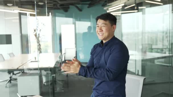 Gelukkig Energieke Aziatische Zakenman Programmeur Vieren Succes Dansen Licht Glas — Stockvideo