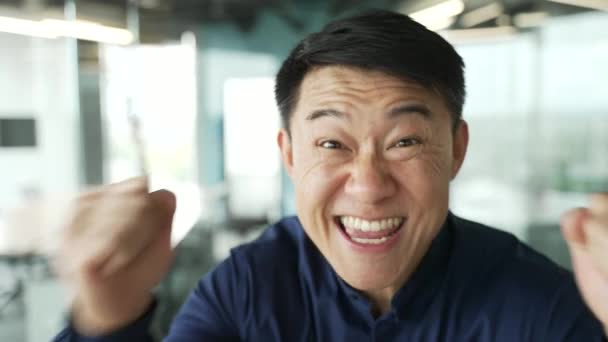 Зведіть Портрет Захопленого Азіата Бізнесмена Який Дивиться Камеру Піднятими Руками — стокове відео