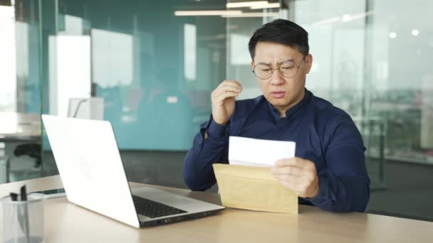 Frustrado Asiático Empresário Programador Com Óculos Receber Carta Correio Envelope — Vídeo de Stock