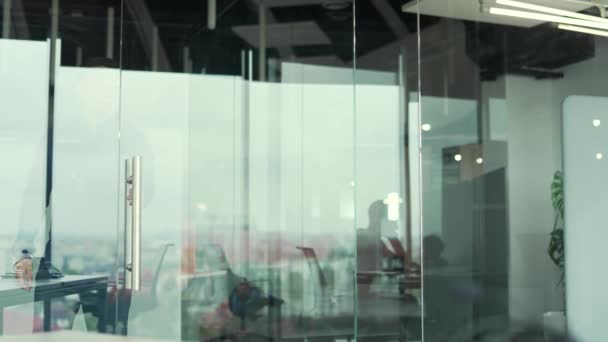 Başarılı Gözlüklü Asyalı Genç Işadamı Modern Merkezinin Cam Ofis Kapısını — Stok video