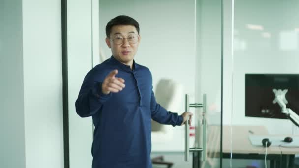 Улыбающийся Азиатский Программист Специалист Глядя Камеру Показывая Привлекательный Жест Руками — стоковое видео