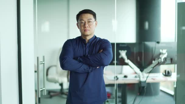 안경을 사무실의 카메라를 전문가 프로그래머의 초상화 회사에서 교차하는 아시아 기업가 — 비디오