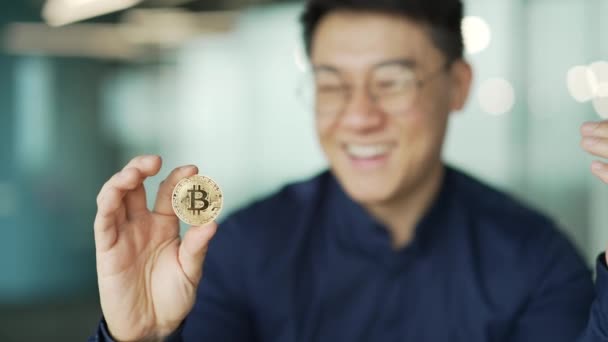 Sonriente Hombre Negocios Asiático Con Gafas Que Sostienen Sensación Bitcoin — Vídeo de stock
