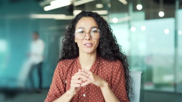 Glückliche Hispanische Geschäftsfrau Angestellte Lächelt Und Schaut Die Kamera Spricht — Stockvideo