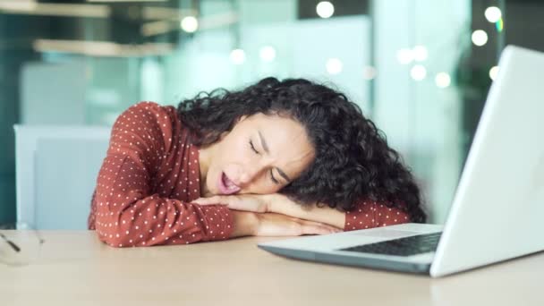 仕事で寝てるサラリーマンや事務員 過負荷実業家従業員が机の上で眠りに落ちる過労疲れハガード女性職場のデスクトップ起業家テーブルで — ストック動画