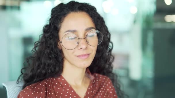 Ritratto Una Piacevole Giovane Impiegata Con Gli Occhiali Che Guarda — Video Stock