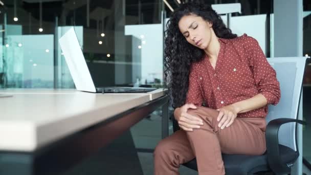 Mulher Negócios Tem Dor Intensa Perna Espasmo Muscular Varizes Massageando — Vídeo de Stock