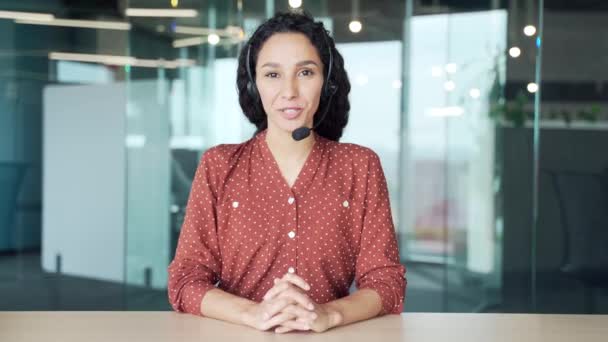 Företagsoperatör Som Arbetar Med Kundsupport Telefonjourer Kvinnlig Representant Call Center — Stockvideo