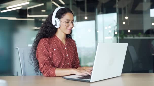 Curly Hispanic Brunette Young Woman Employee Working Laptop Computer Listening — 비디오