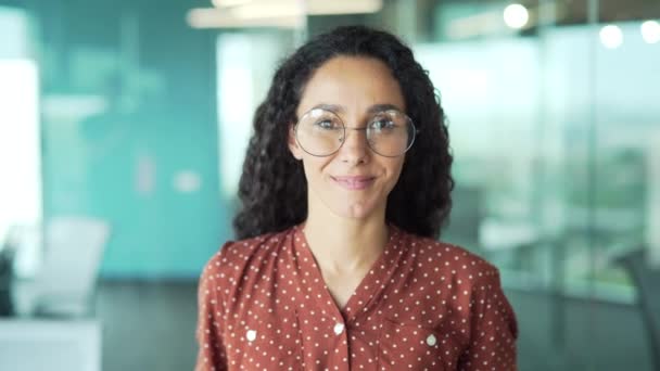 Porträt Junge Frau Kreative Angestellte Entwicklerin Ingenieurin Hochschullehrerin Oder Studentin — Stockvideo