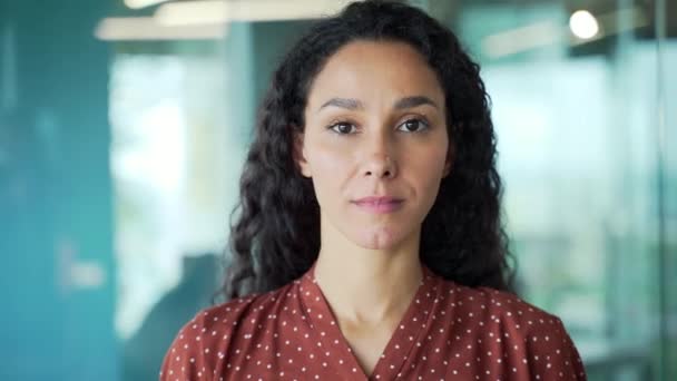 Portret Fericit Frumos Hispanic Tânără Femeie Angajat Creativ Uitându Aparat — Videoclip de stoc