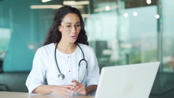 Pozitív Női Orvos Terapeuta Konzultációt Beteg Távolról Online Egészségügyi Telemedicina — Stock videók