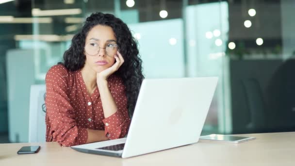 Gelangweilte Frau Arbeitsplatz Junge Hispanische Mitarbeiterin Büro Sitzt Traurig Laptop — Stockvideo