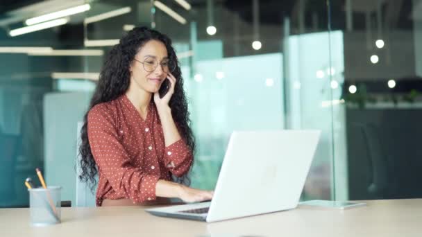 Sebevědomý Zaneprázdněn Atraktivní Obchodní Žena Zaměstnanec Mluví Mobilním Telefonu Sedí — Stock video