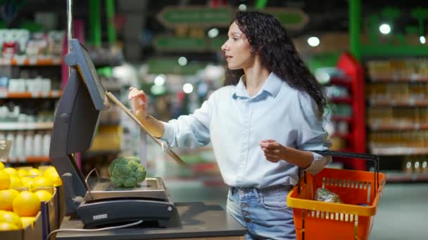 Junge Hübsche Brünette Shopperin Wiegt Lebensmittel Gemüse Supermarkt Lebensmittelgeschäft Weibliche — Stockvideo