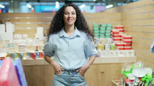 Porträtt Ung Söt Kvinna Småföretagare Liten Butik Med Varor Tittar — Stockvideo