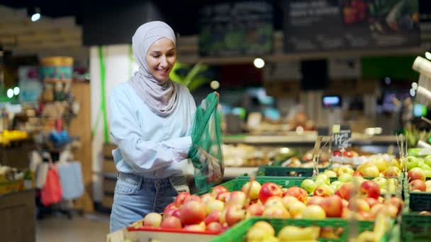 Young Muslim Woman Hijab Chooses Picks Fruit Shelf Grocery Store — Vídeos de Stock