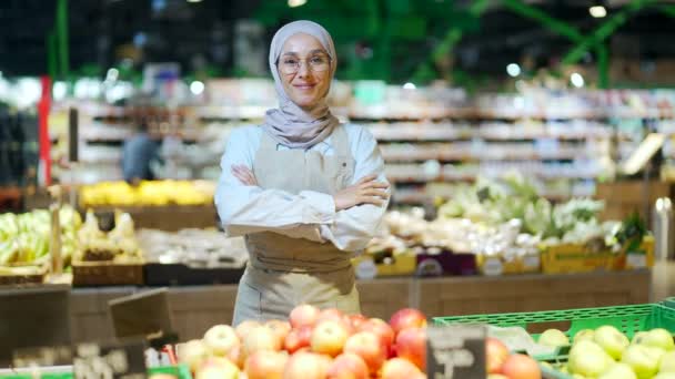 Porträtt Muslimsk Kvinna Hijab Arbetare Grönsakssektion Stormarknad Stående Leende Med — Stockvideo
