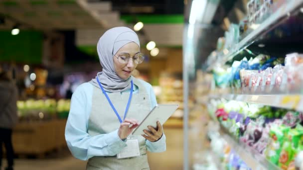 Mulher Muçulmana Hijab Trabalhador Supermercado Mercearia Deli Avental Com Tablet — Vídeo de Stock