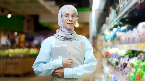 Retrato Mulher Muçulmana Trabalhador Hijab Supermercado Mercearia Deli Avental Com — Vídeo de Stock