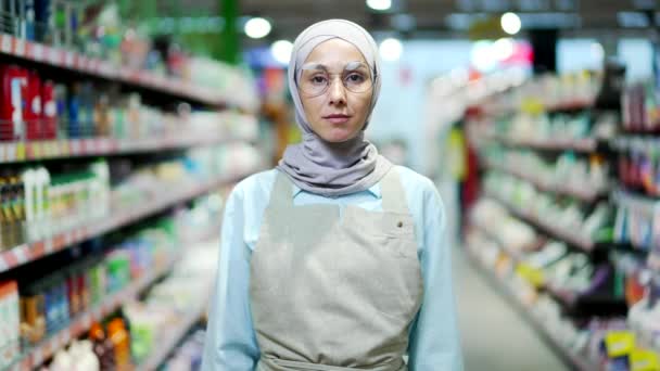 Мусульманская Женщина Хиджабе Работница Супермаркета Продуктовый Магазин Гастроном Фартуке Глядя — стоковое видео