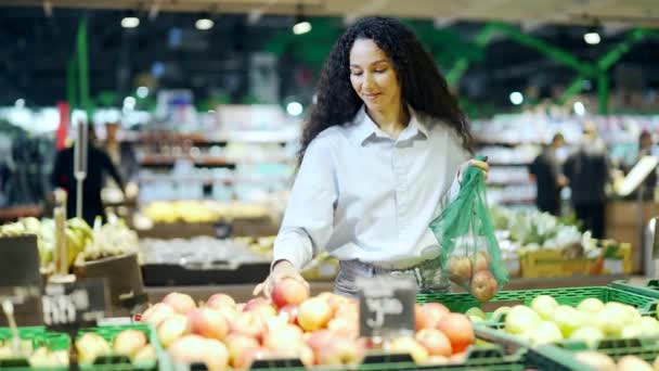 Mulher Morena Bonita Jovem Escolhe Escolhe Frutas Uma Prateleira Supermercado — Vídeo de Stock