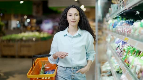 Retrato Uma Mulher Feliz Comprador Supermercado Mercearia Olhando Para Câmera — Vídeo de Stock