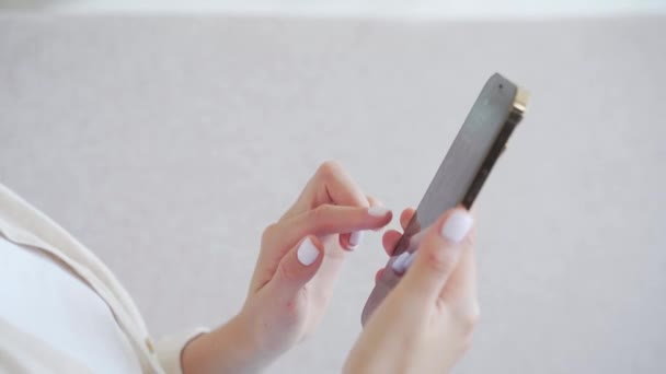 Close Jovem Mulher Dedos Rolagem Digitando Mensagem Texto Telefone Inteligente — Vídeo de Stock