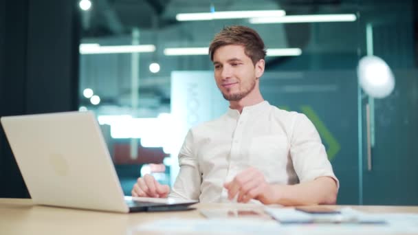 Employee Stretching While Taking Break Desk Job Modern Office Workplace — Stockvideo