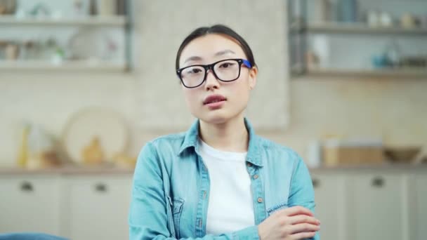Close Portrait Young Confident Asian Woman Crossed Arms Looking Camera — Stok video