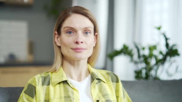 Close Caucasian Adult Woman Looking Camera Smiling While Sitting Sofa — Stock videók