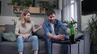 Sarhoş sakallı kocanın portresi evde sert alkol içerken mutsuz karısı bağırıp çağırır ve şişeyi alır Genç aile krizi alkolizm bağımlılığı ve kötü alışkanlıklar