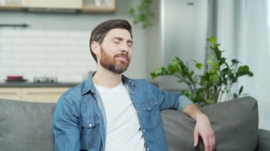 Hayalperest genç sakallı adam aşık olmuş ve geleceğini düşünüyor. Oturma odasındaki kanepede oturan birini seçmiş. İhtiraslı, gülümseyen bir erkek. 