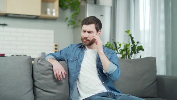 Dospělý Pohledný Muž Cítí Bolest Hlavy Když Sedí Gauči Obývacím — Stock video